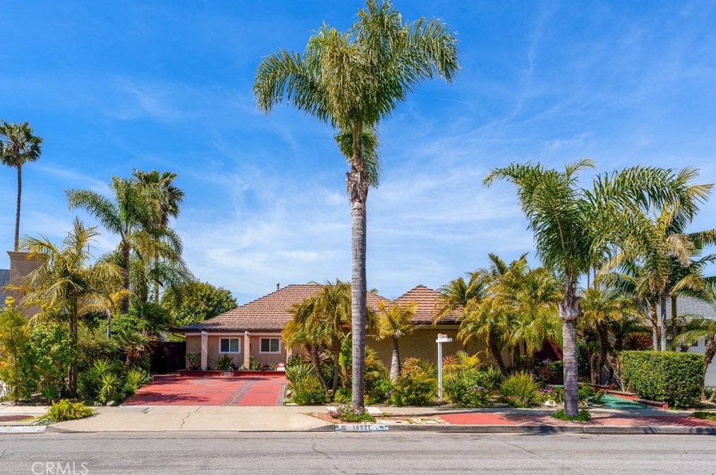 16971 Roundhill Dr, Huntington Beach, CA 92649-4213