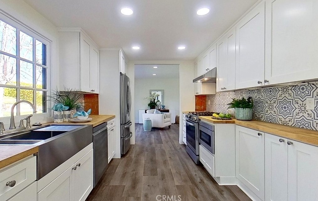 1886 Parkcrest Dr, Costa Mesa CA  92627-4532 exterior