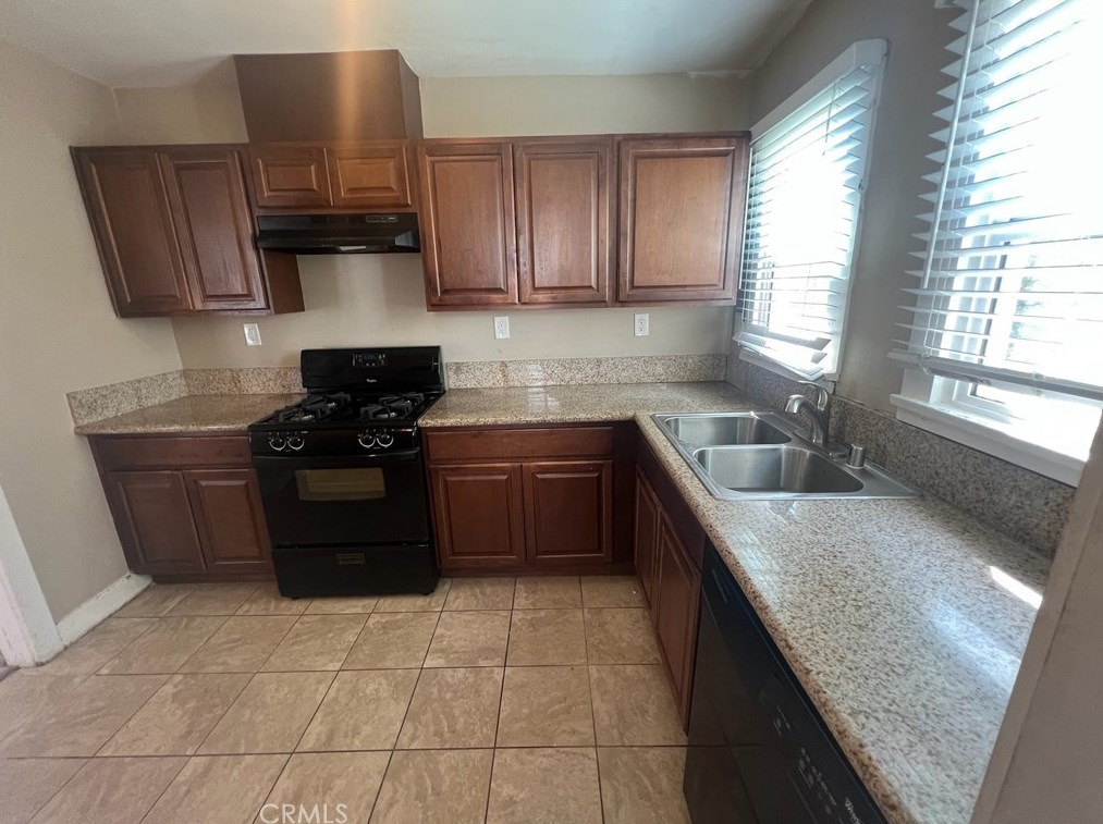 2020 68th St, Los Angeles, CA 90047-1726