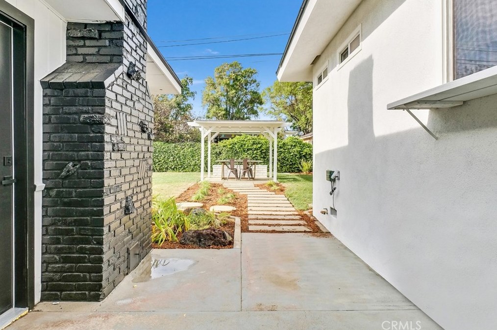810 E St, Ontario CA  91762-3004 exterior