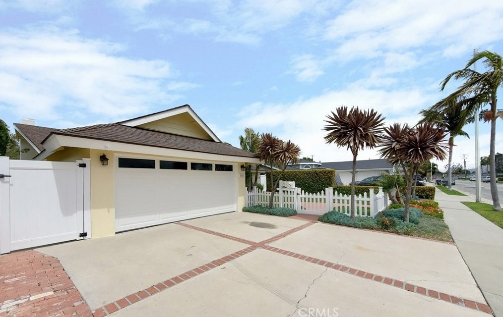 5621 Clark Dr, Huntington Beach, CA 92649-2768