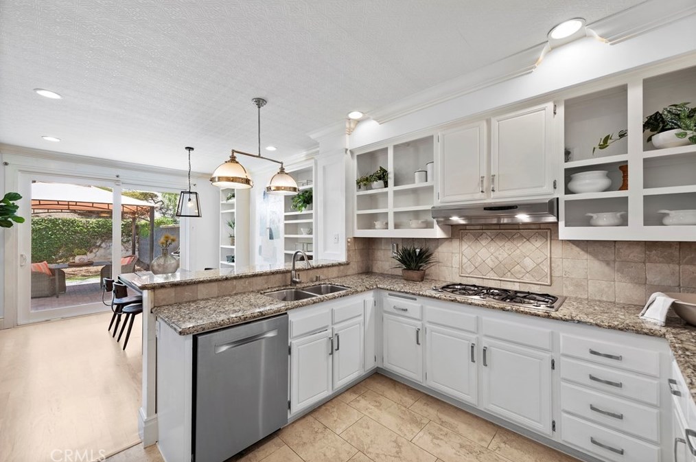 66 Oakcliff Dr, Laguna Beach CA  92677-5650 exterior