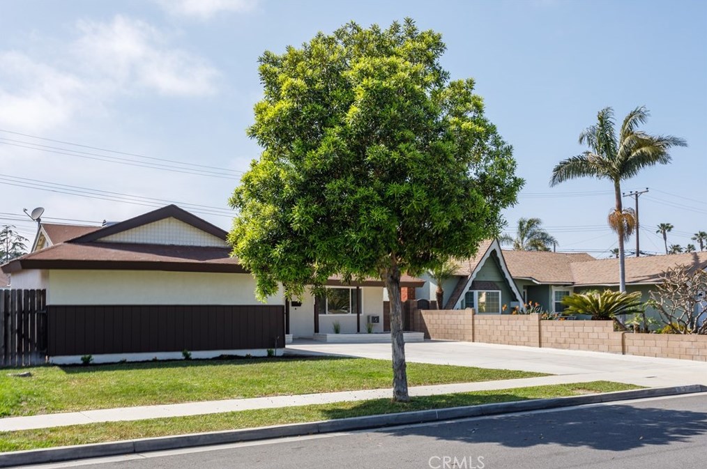 17171 Rotterdam Ln, Huntington Beach, CA 92647-6024