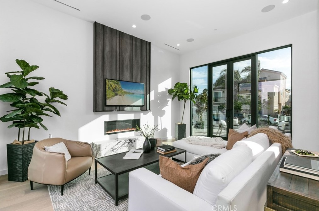 215 Lincoln Ave, Huntington Beach CA  92648-3505 exterior