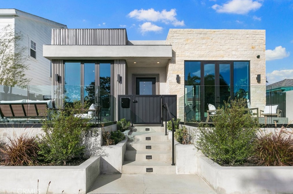 215 Lincoln Ave, Huntington Beach CA  92648-3505 exterior