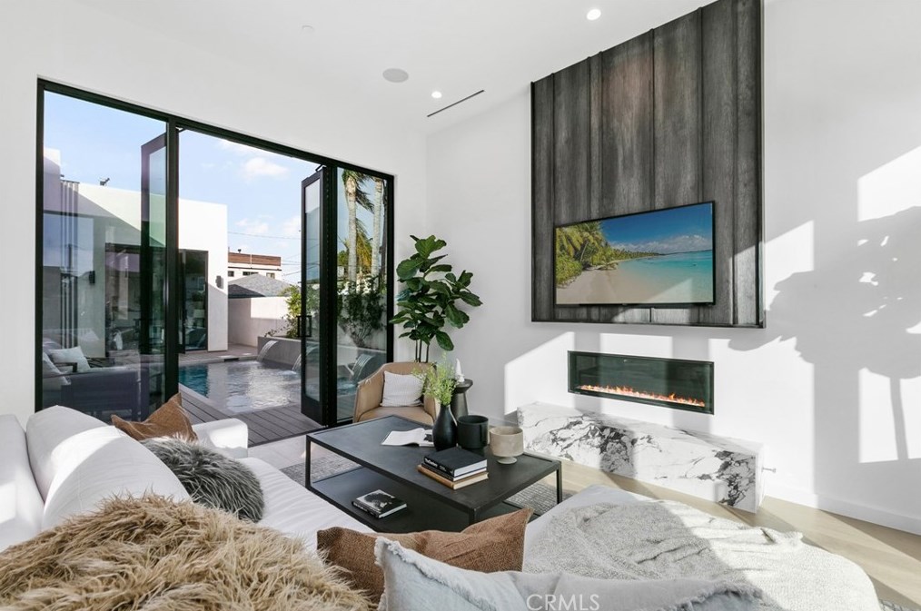 215 Lincoln Ave, Huntington Beach CA  92648-3505 exterior