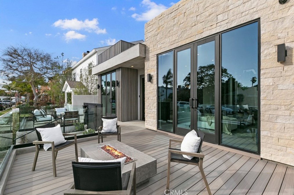 215 Lincoln Ave, Huntington Beach CA  92648-3505 exterior