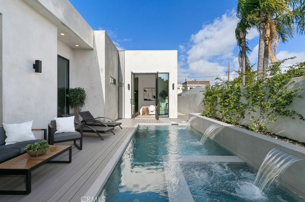 215 Lincoln Ave, Huntington Beach CA  92648-3505 exterior