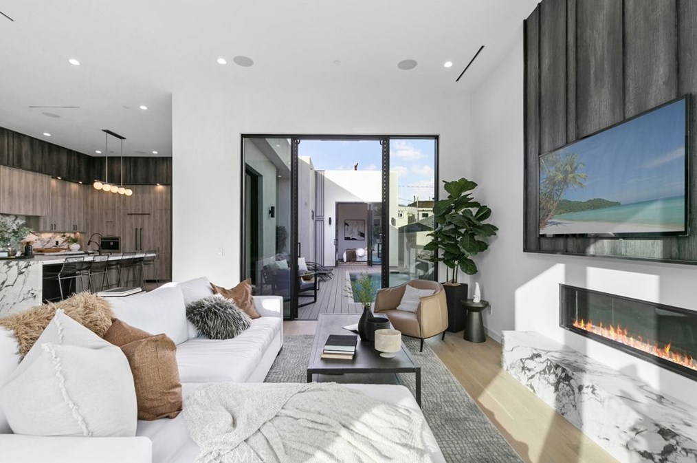 215 Lincoln Ave, Huntington Beach CA  92648-3505 exterior