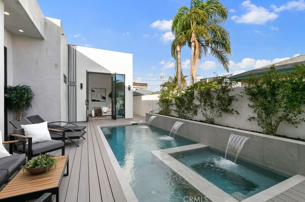 215 Lincoln Ave, Huntington Beach CA  92648-3505 exterior