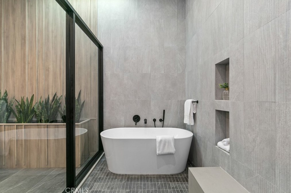 215 Lincoln Ave, Huntington Beach CA  92648-3505 exterior