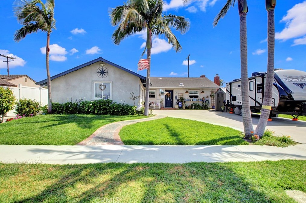 8322 Valencia Dr, Huntington Beach, CA 92647