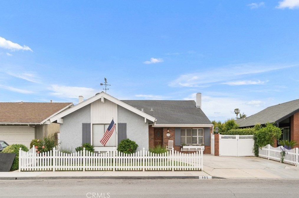 985 Begonia Ave, Costa Mesa, CA 92626-1777