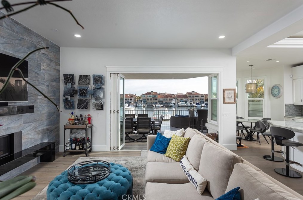 3182 Portofino Cir, Huntington Beach CA  92649-1927 exterior