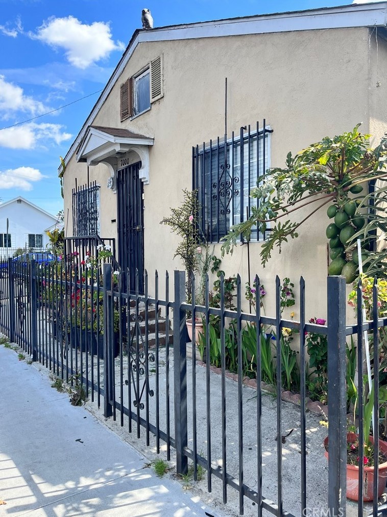 7000 Hooper Ave., Los Angeles, CA 90001