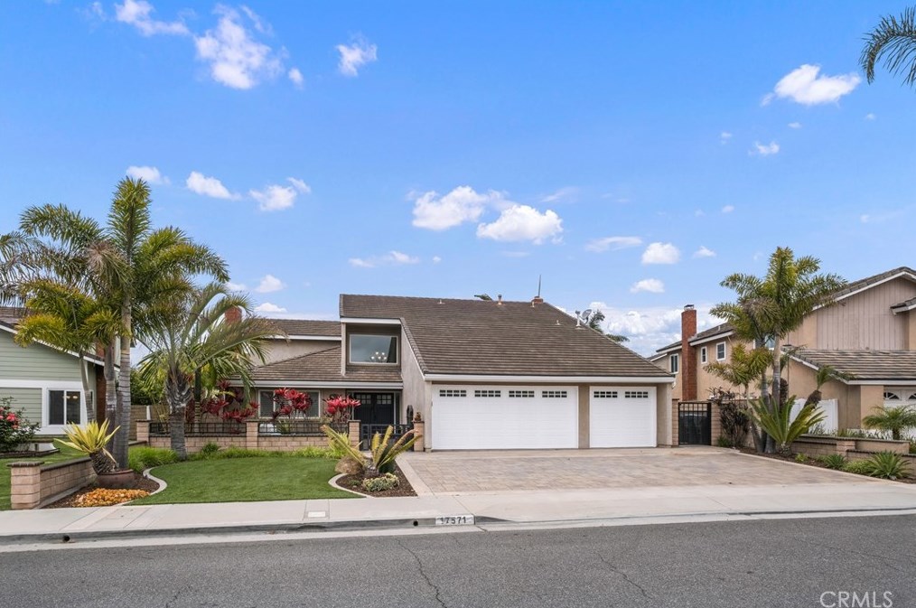 17571 Crown Cir, Huntington Beach, CA 92649-4720