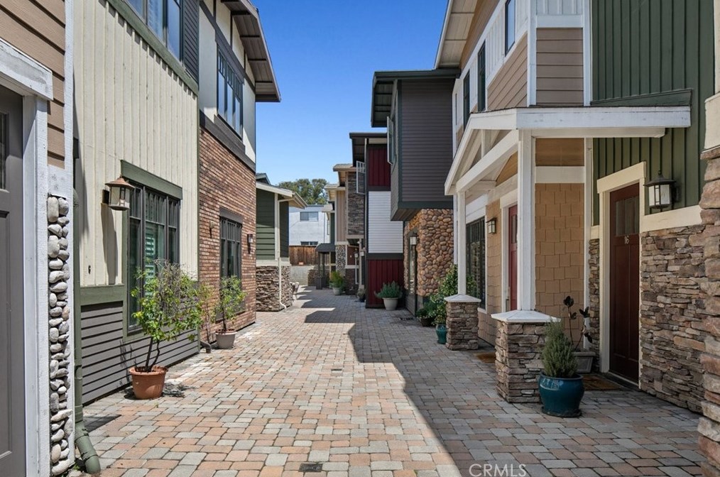 2020 Holly Dr, Los Angeles CA  90068-2672 exterior