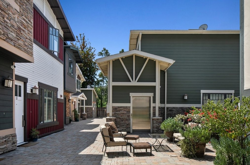2020 Holly Dr, Los Angeles, CA 90068-2672