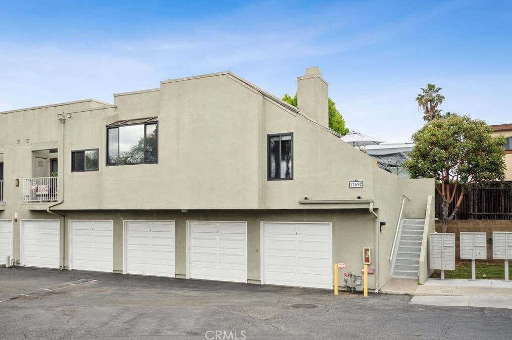 17692 Sergio Cir, Huntington Beach, CA 92647-6996