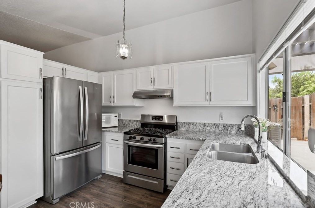 14478 Hillcrest Dr, Fontana, CA 92337-2818
