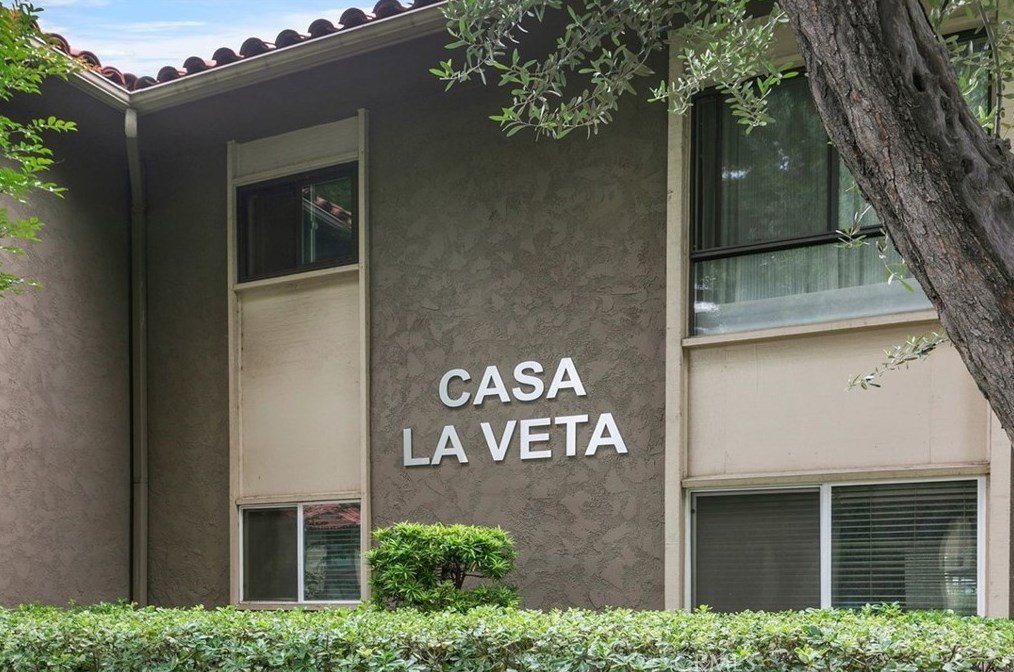555 S La Veta Park Cir #214, Orange, CA 92868