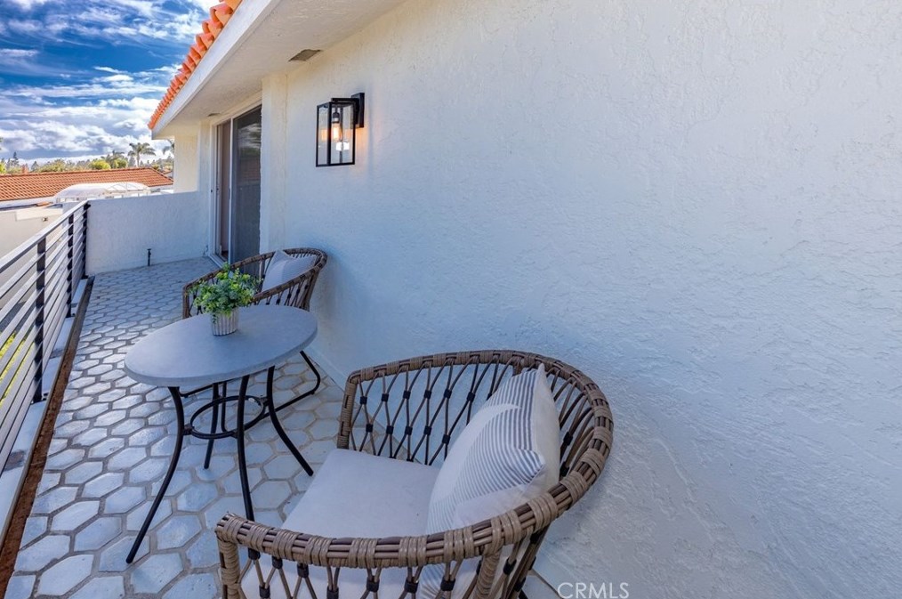 1086 Santa Cruz Cir, Costa Mesa CA  92626-1618 exterior