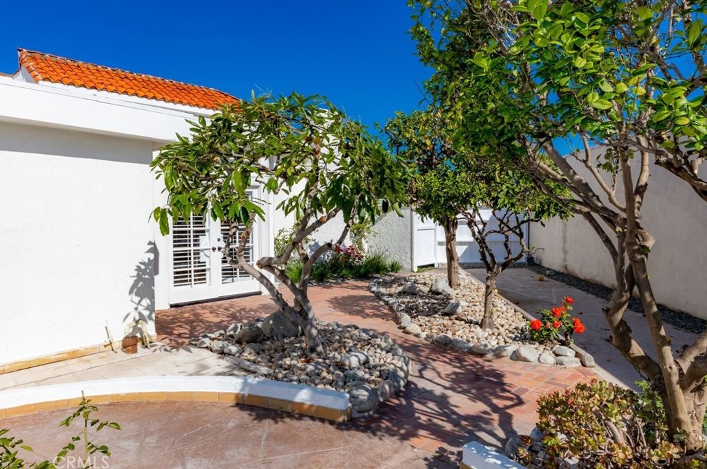 1086 Santa Cruz Cir, Costa Mesa CA  92626-1618 exterior