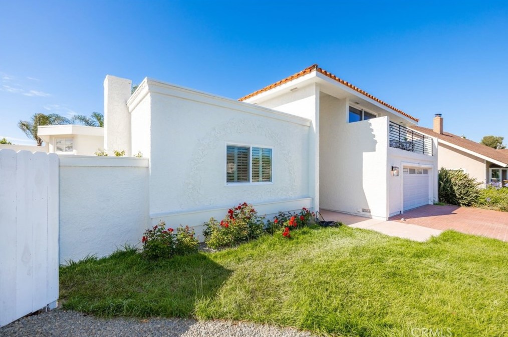 1086 Santa Cruz Cir, Costa Mesa CA  92626-1618 exterior