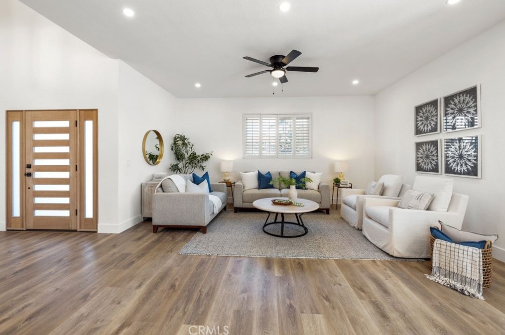 1086 Santa Cruz Cir, Costa Mesa CA  92626-1618 exterior