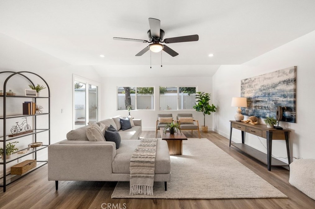 1086 Santa Cruz Cir, Costa Mesa CA  92626-1618 exterior