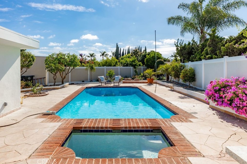 1086 Santa Cruz Cir, Costa Mesa CA  92626-1618 exterior