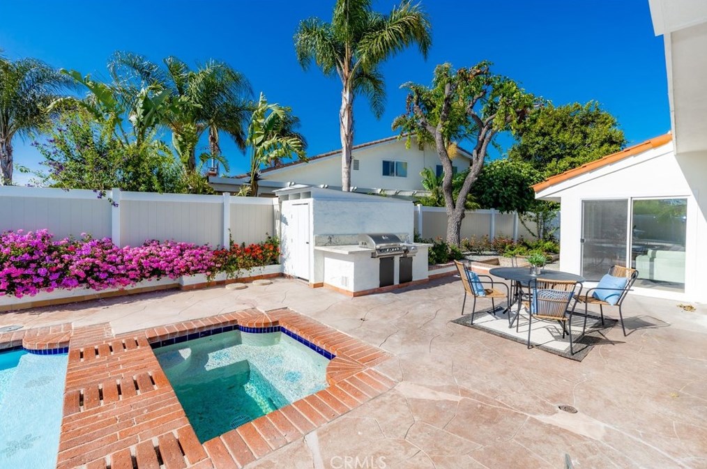 1086 Santa Cruz Cir, Costa Mesa CA  92626-1618 exterior