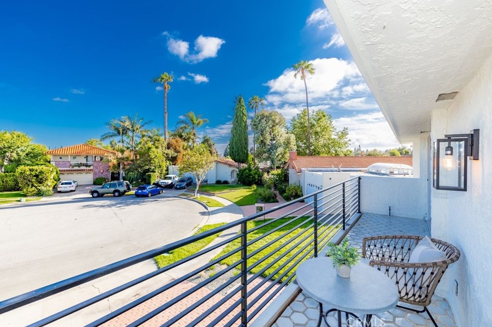 1086 Santa Cruz Cir, Costa Mesa CA  92626-1618 exterior