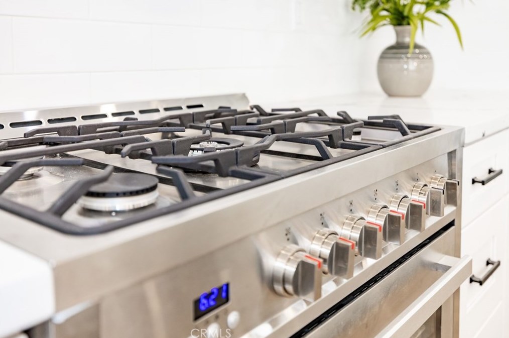 1086 Santa Cruz Cir, Costa Mesa CA  92626-1618 exterior