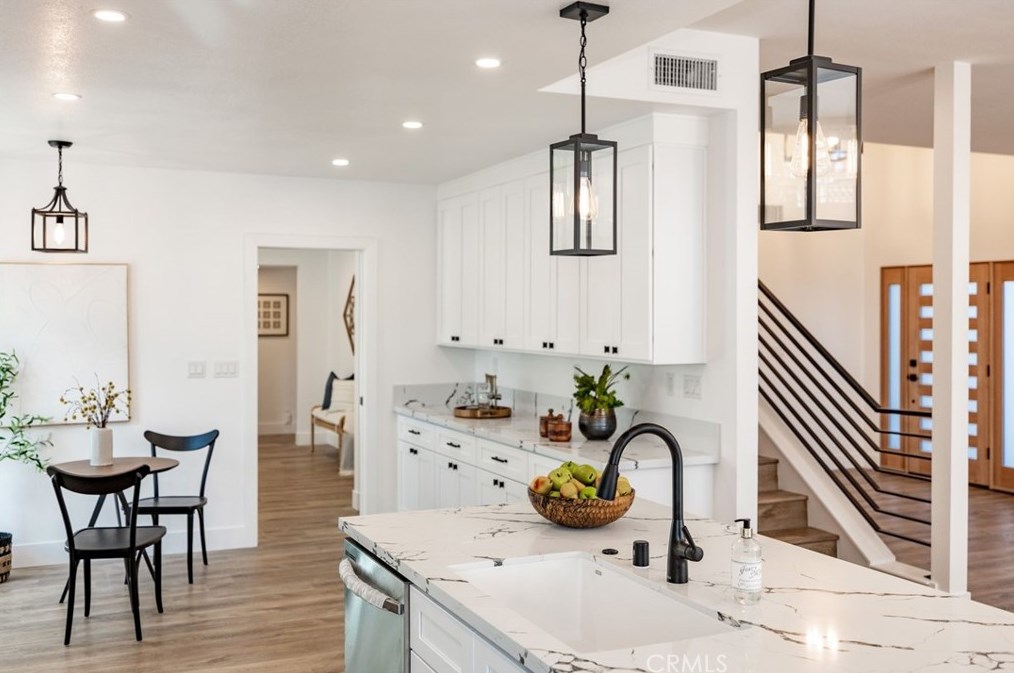 1086 Santa Cruz Cir, Costa Mesa CA  92626-1618 exterior