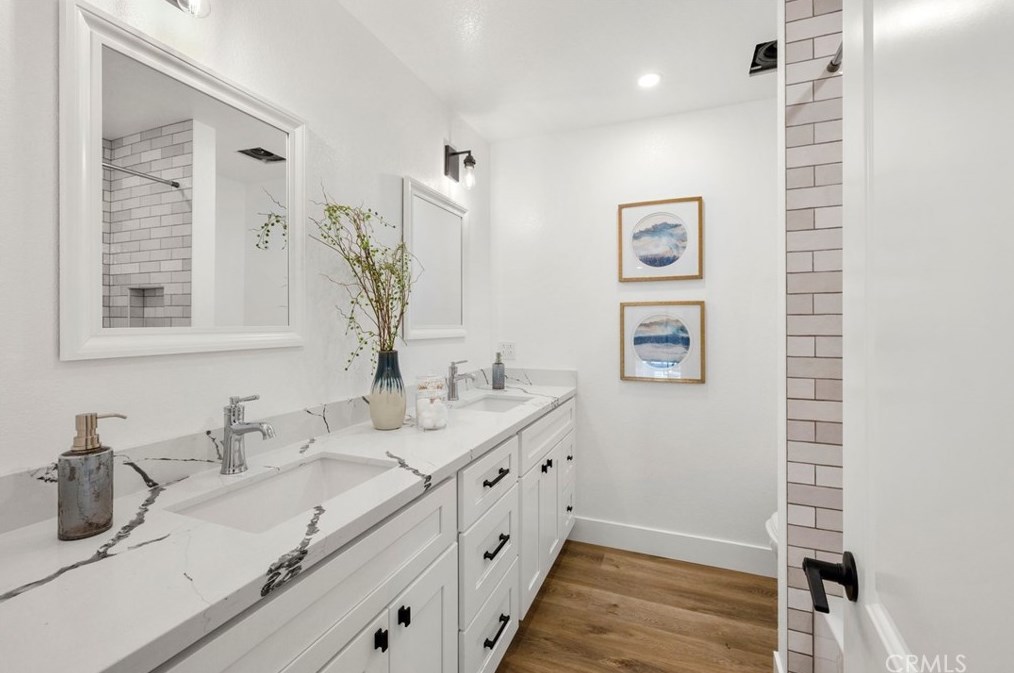 1086 Santa Cruz Cir, Costa Mesa CA  92626-1618 exterior