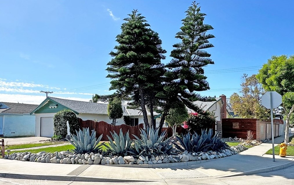 8251 Friesland Dr, Huntington Beach, CA 92647-6303
