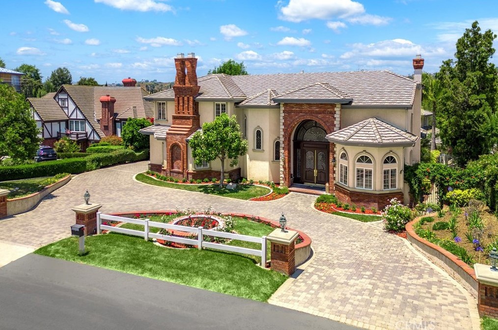 2739 Steeplechase Ln, Pomona, CA 91765-3628