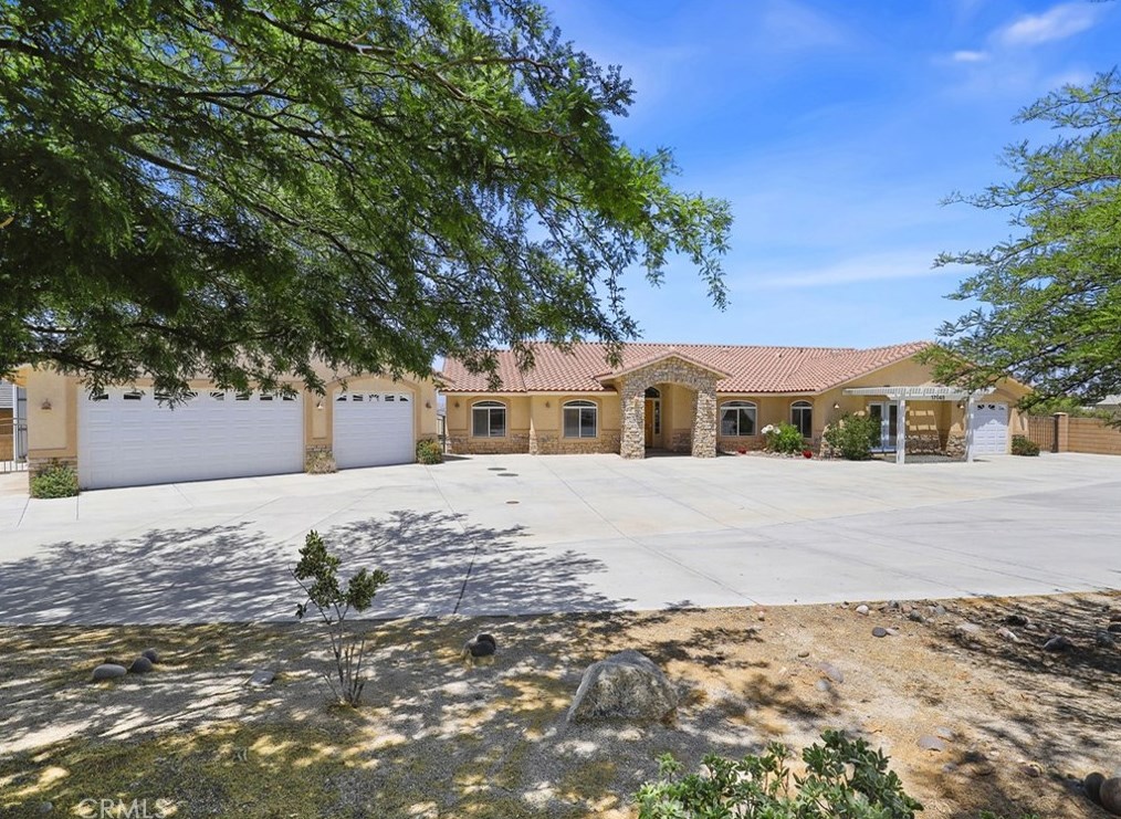 17048 Yucca Rd, Apple Valley, CA 92307-1146