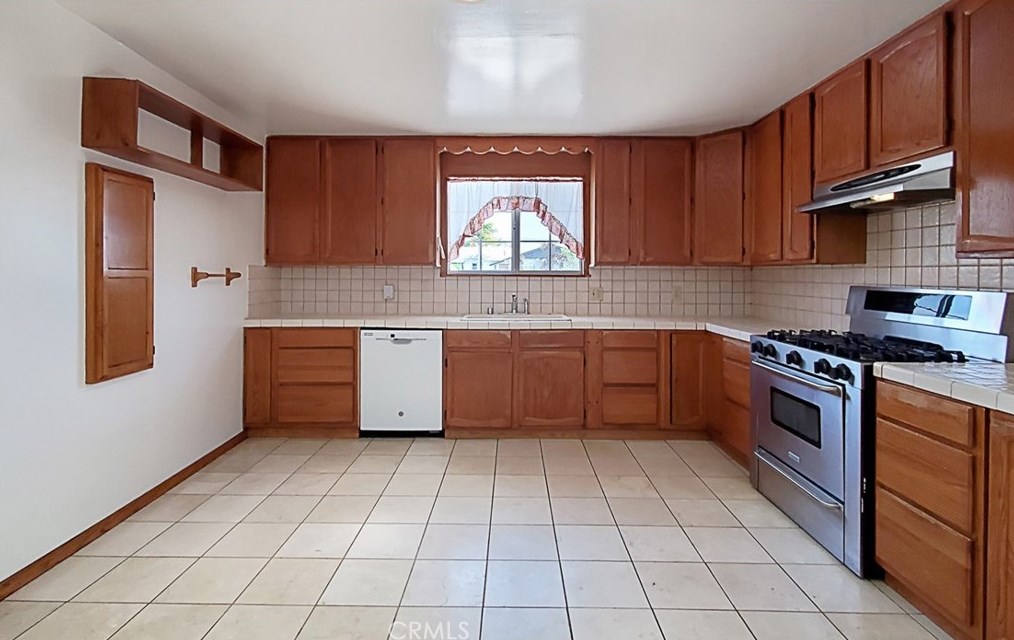 5072 Sisson Dr, Huntington Beach, CA 92649-2438