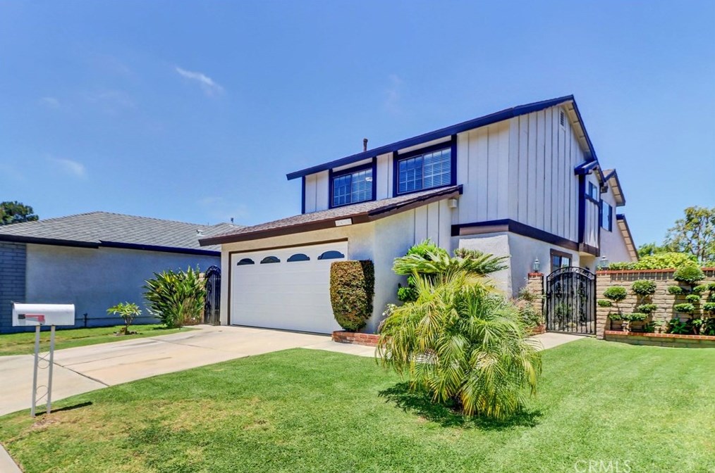 7815 Connie Dr, Huntington Beach, CA 92648-1333