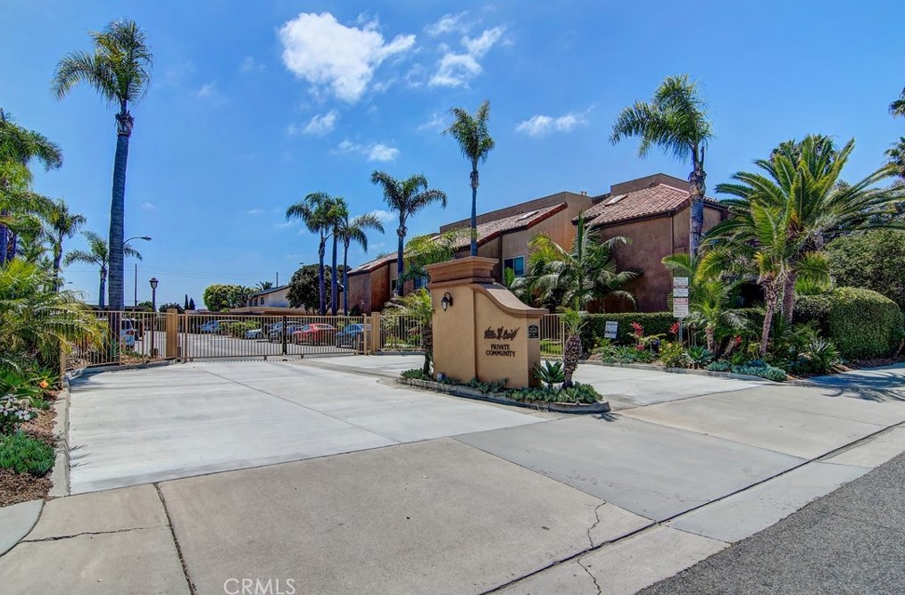 411 Coral Reef Dr, Huntington Beach CA  92648-3670 exterior