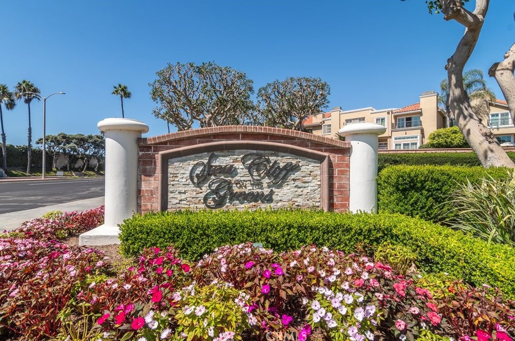 19551 Grandview Cir, Huntington Beach, CA 92648-5571