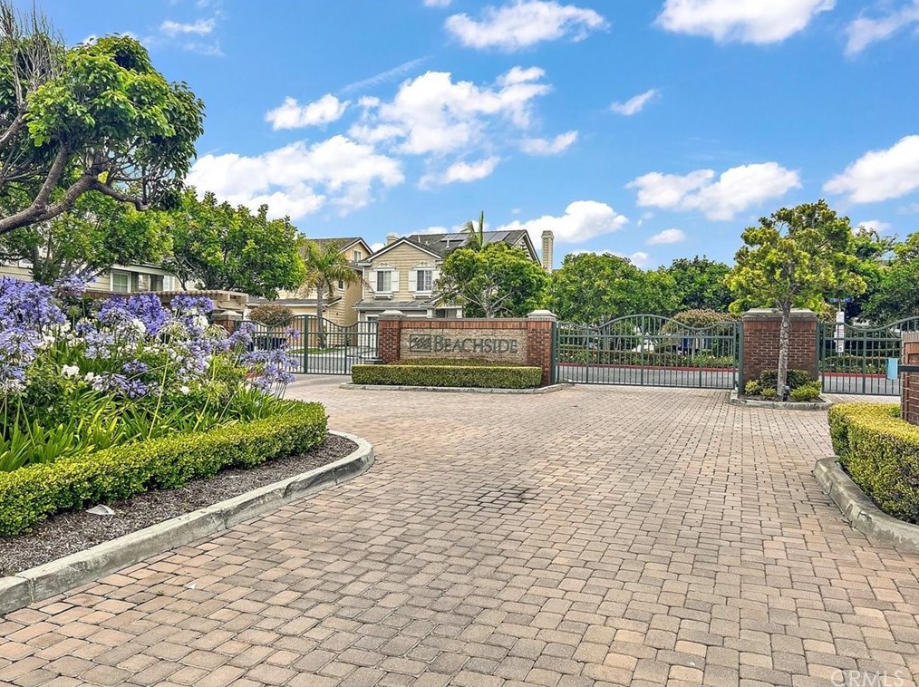 20922 Monarch Ln, Huntington Beach CA  92646-5554 exterior