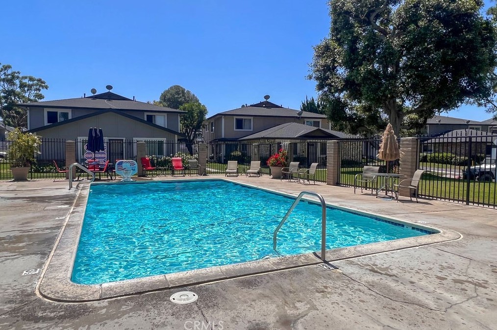 16672 Arbor Cir, Huntington Beach CA  92647-7341 exterior
