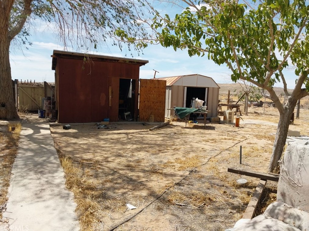 38170 Serra Rd, Hinkley, CA 92347-9740