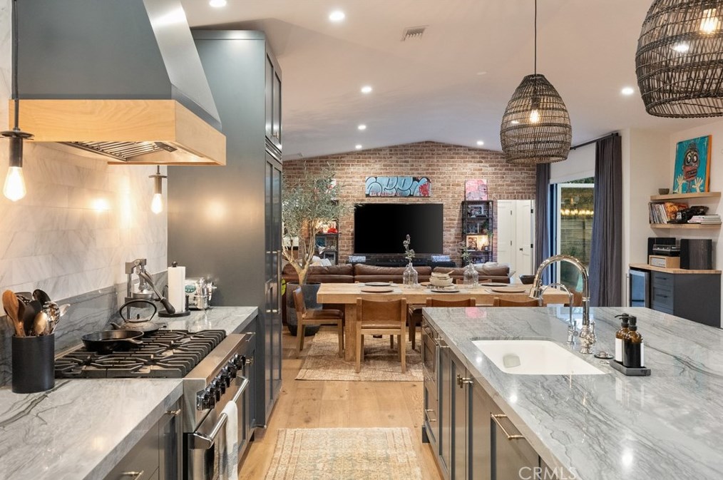 337 Costa Mesa St, Costa Mesa CA  92627-2307 exterior