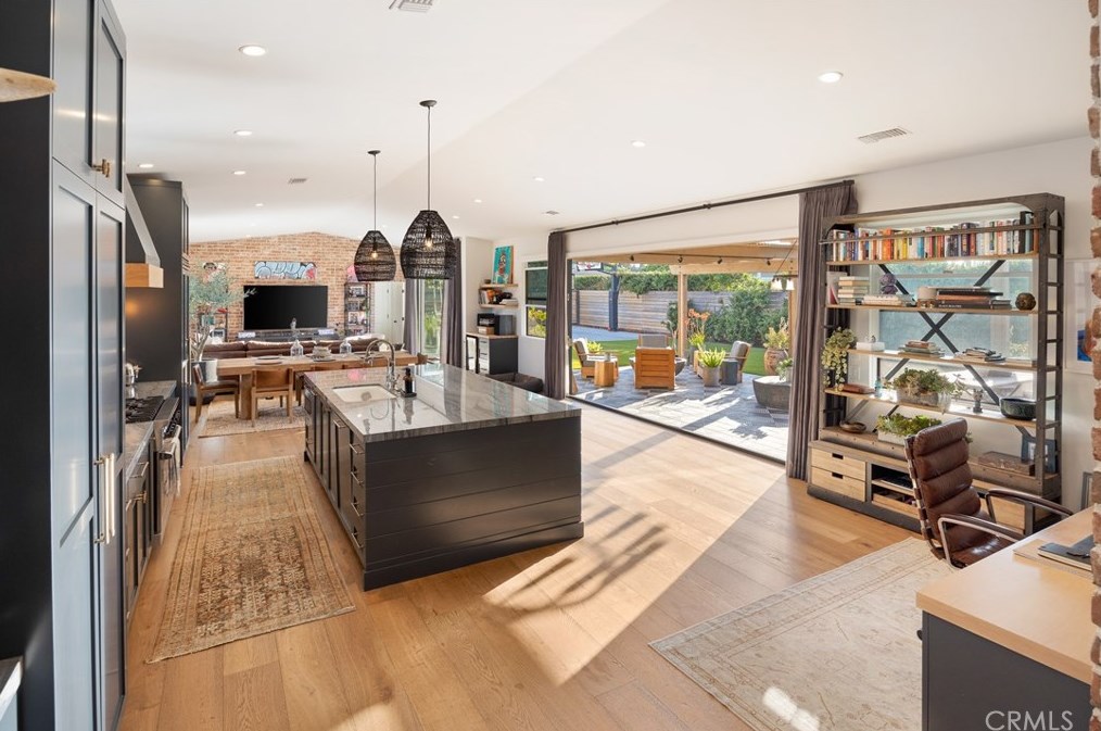 337 Costa Mesa St, Costa Mesa CA  92627-2307 exterior