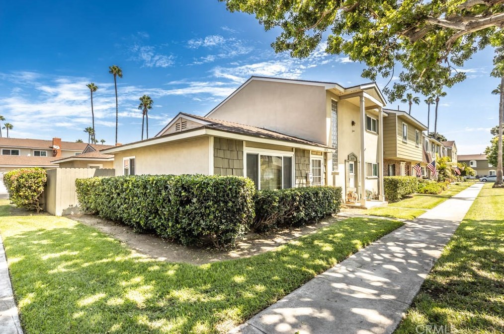 8126 Eastport Dr, Huntington Beach, CA 92646-6722