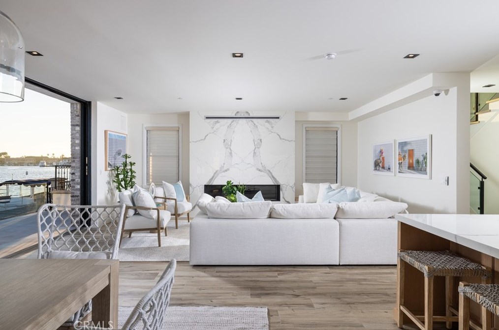 17007 Edgewater Ln, Huntington Beach CA  92649-4207 exterior